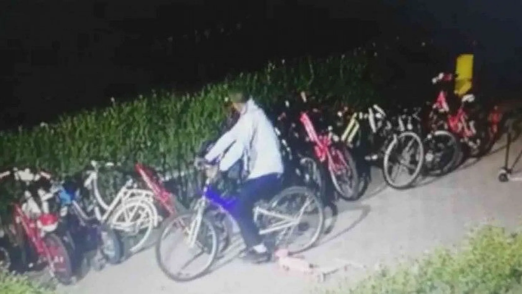Bisiklet hırsızları kameralara böyle yakalandı