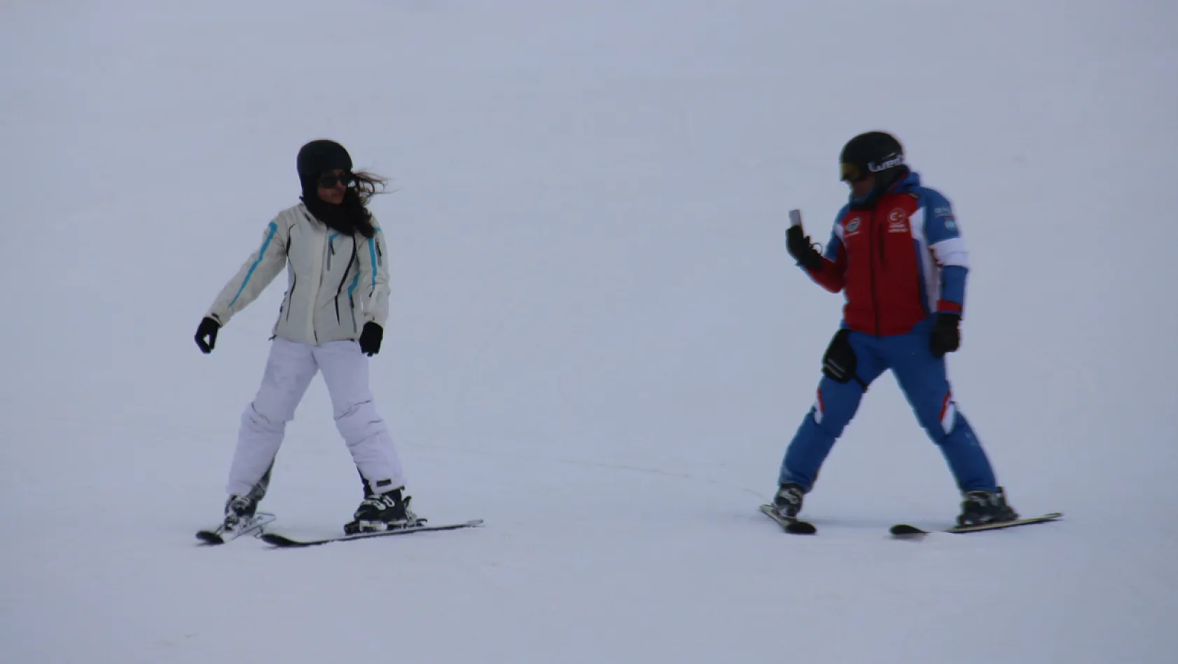 Kayakseverler sezonun ilk gününde pistin tadını çıkardı