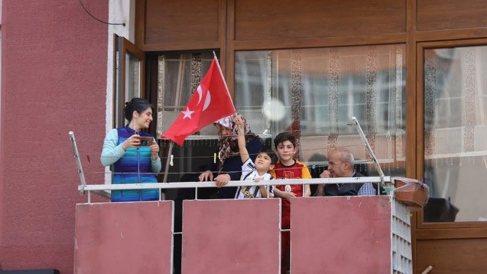 Kayseri'de balkonlarda 23 Nisan coşkusu