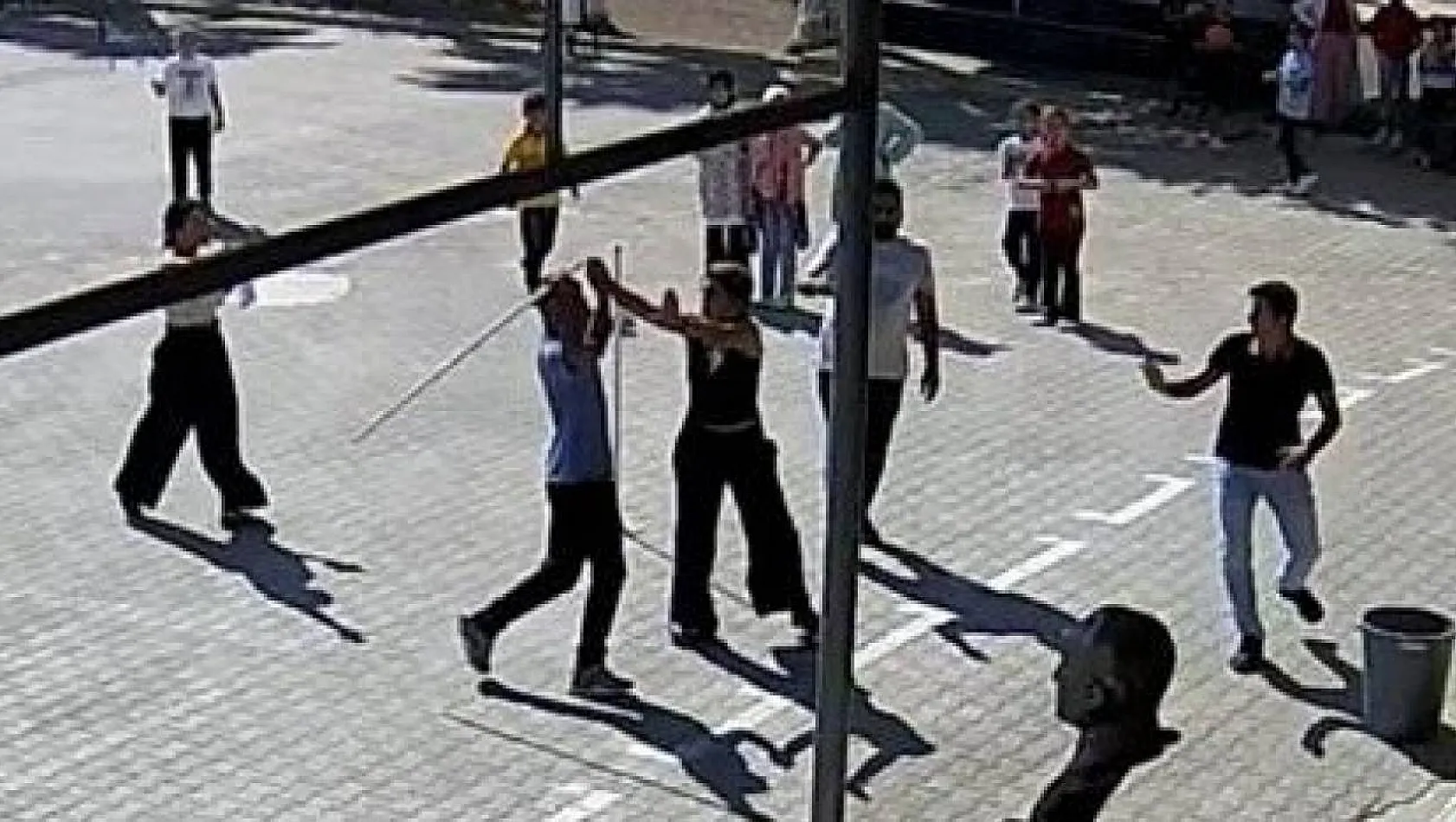 Adana'da öğretmenlere yumruklu saldırı kamerada