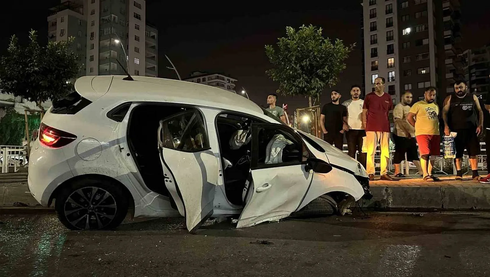 Adana'da otomobil sinyalizasyon direğine çarpıp kaldırıma çıktı: 1 ölü, 3 yaralı