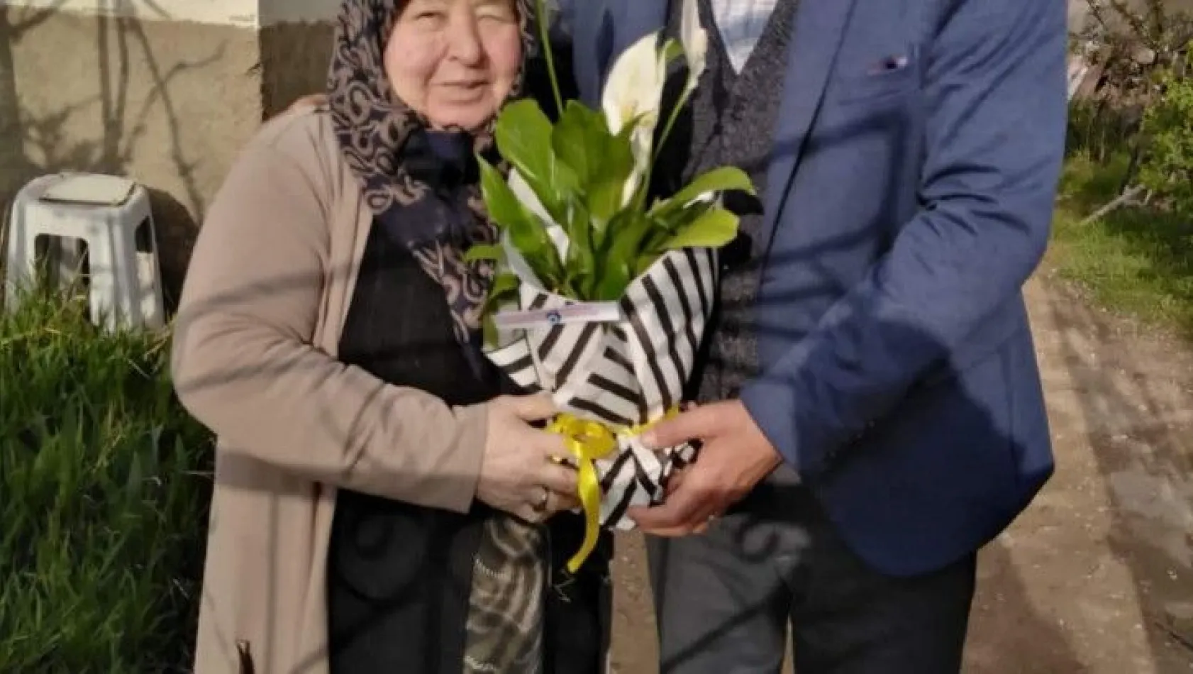 AK Parti Tomarza'da annelere çiçek verdi