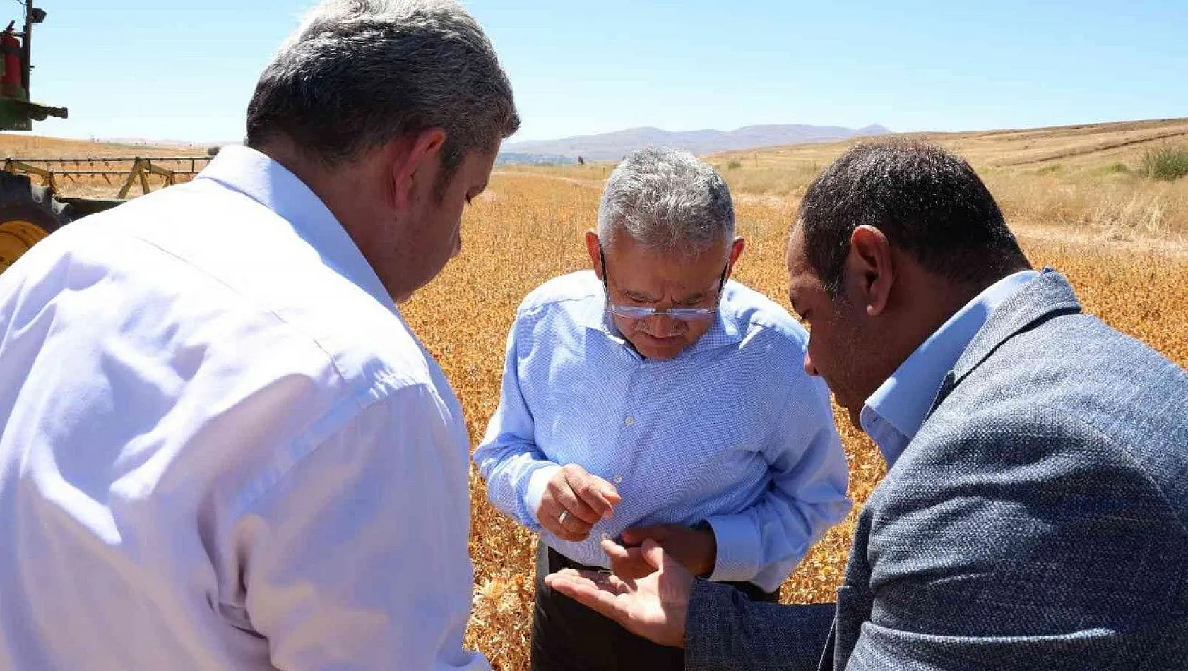 Başkan Büyükkılıç, Bünyan'da biçerdöver kullanarak, aspir hasadı yaptı
