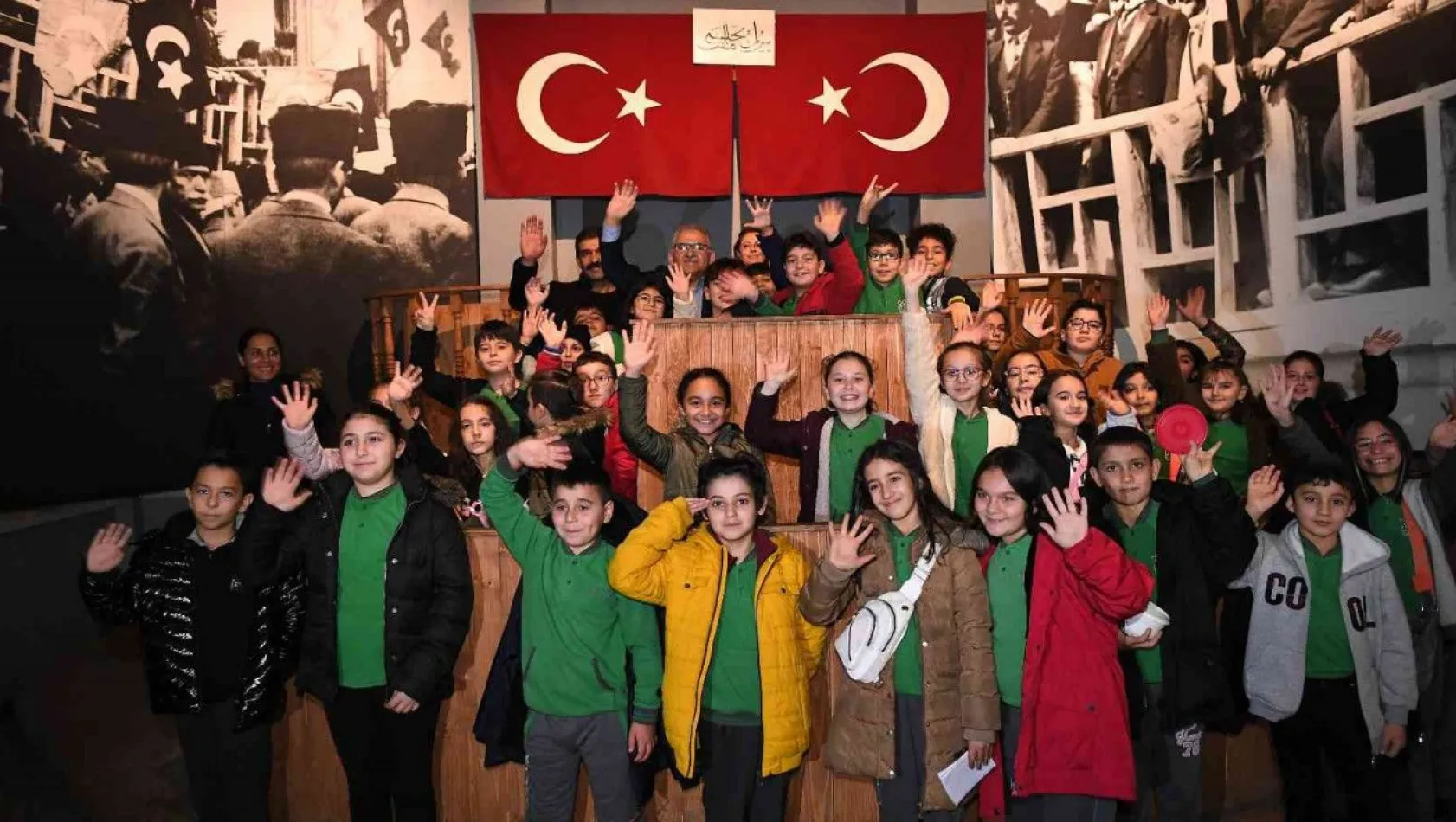 Minik Öğrencilerin, Başkanla Milli Mücadele Müzesi ziyareti