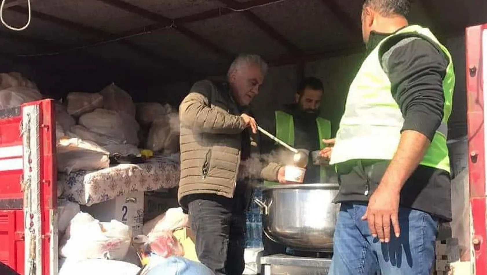 CHP Kayseri İl Başkanı deprem bölgesinde sıcak çorba dağıttı