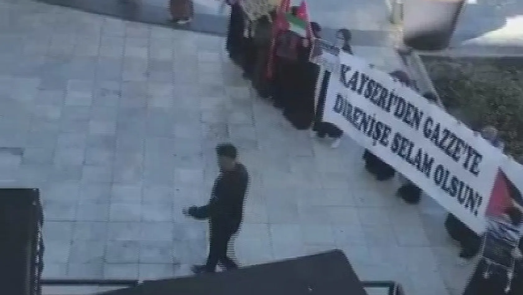 Kayseri'de bir alışveriş merkezi önünde protesto