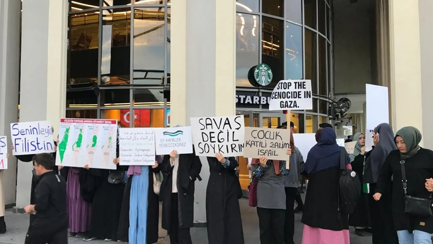 Starbucks önünde İsrail protestosu
