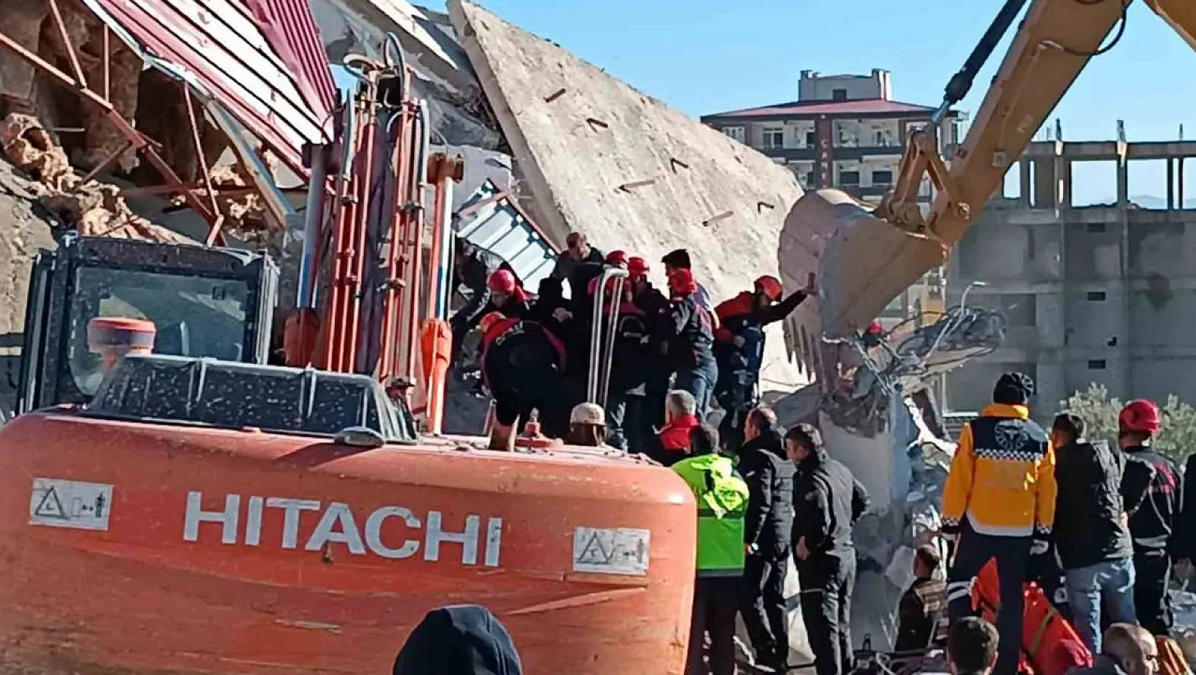 Kahramanmaraş'ta hasarlı bina yıkımı sırasında operatör enkaz altında kaldı