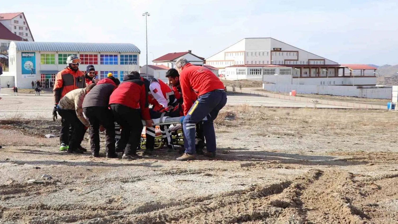 Kayak yaparken ayağı kırıldı, imdadına ambulans helikopter yetişti