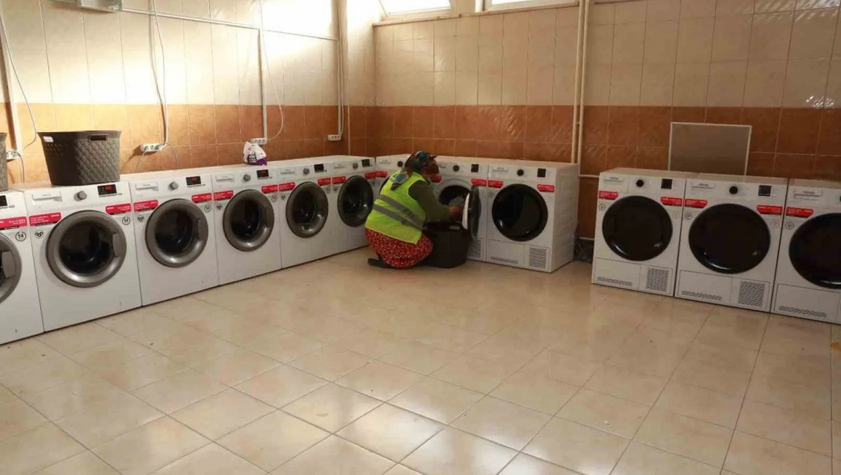 Kayseri Büyükşehir'den deprem bölgesine çamaşır yıkama merkezi