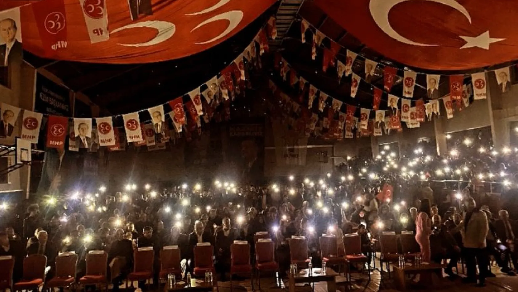 Kayseri'de konser coşkusu! Vekil Ersoy ünlü isimle düet yaptı