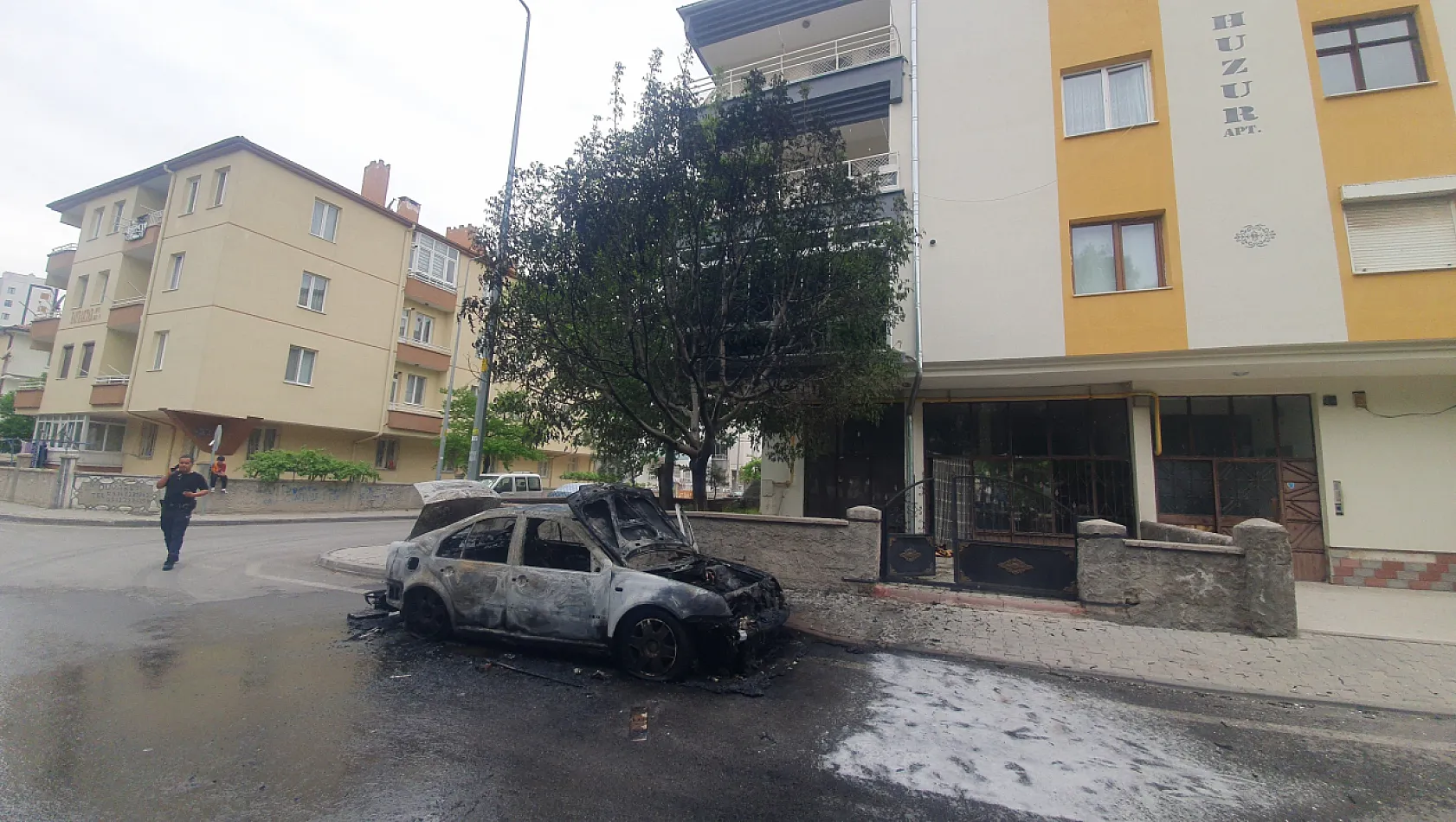 Kayseri'de park halindeki otomobil cayır cayır yandı