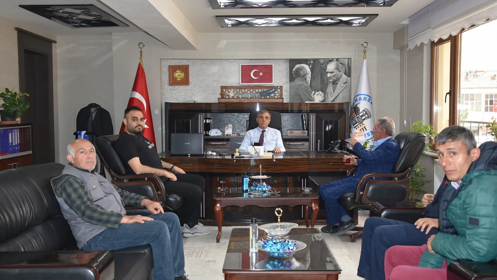 Kayseri'de yeni seçilen Belediye Başkanı o fotoğrafı bakın nereye astı!