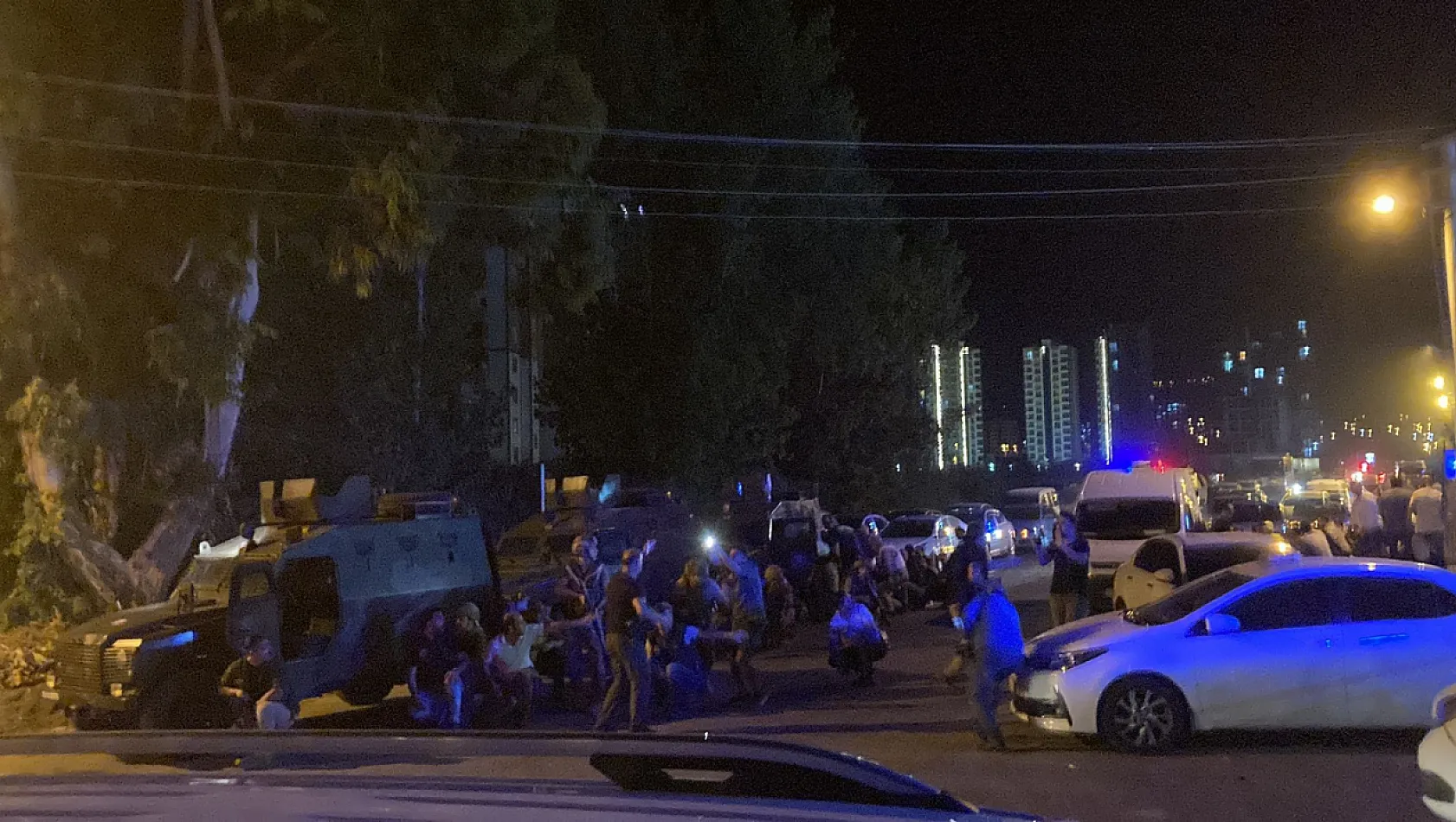 Mersin'de polis noktasına bombalı araçla saldırı: 1'i ağır 2 polis yaralı