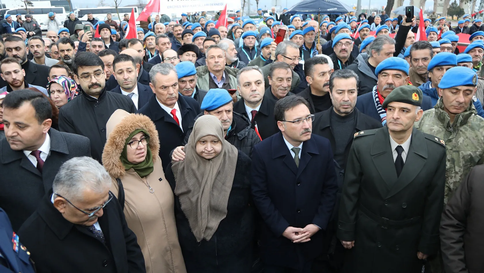 Türk bayrakları ile yürüdüler