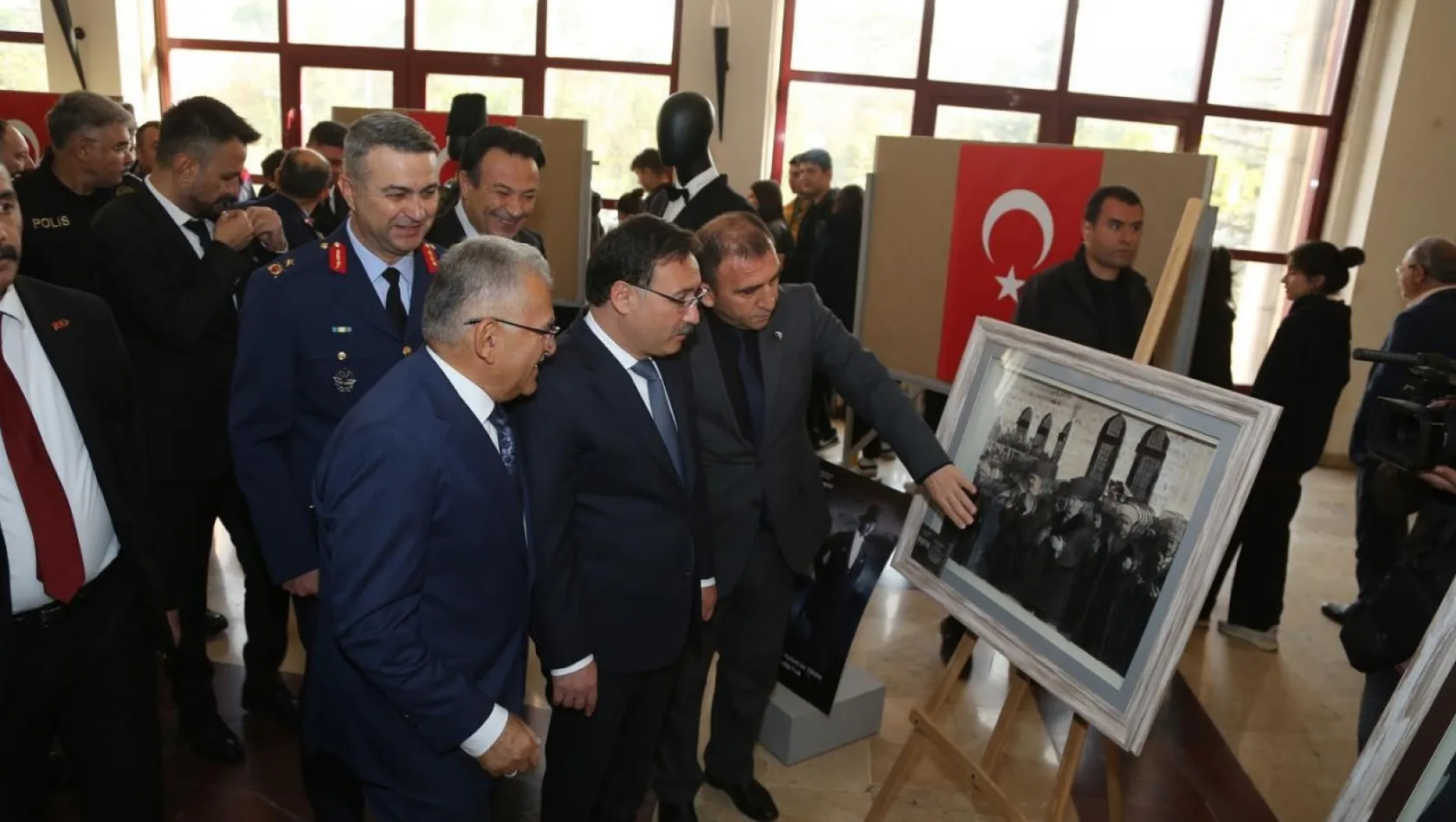 Vali Çiçek ve Başkan Büyükkılıç'tan Atatürk evine ziyaret