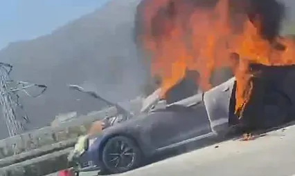 Bir Tesla elektrikli araç daha alev alev yandı!