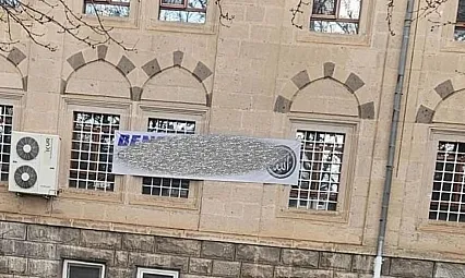 Erciyes Üniversitesi Camii duvarına asıldı, gündem oldu?