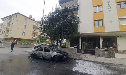 Kayseri'de park halindeki otomobil cayır cayır yandı