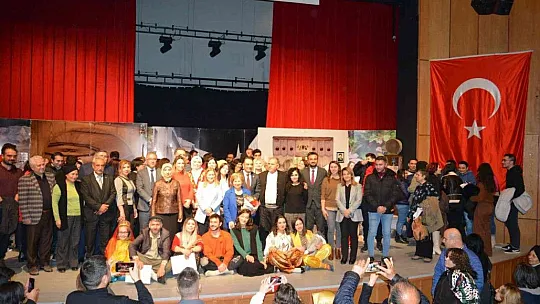 'Gesi Bağları' Adlı Tiyatro Oyununa Büyük İlgi