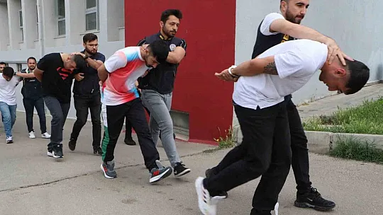 'Sazan sarmalı' yöntemiyle 1 milyon liralık vurgun: 7 tutuklama