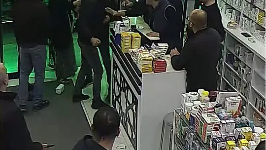 'Sıra beklemem' dedi, eczaneyi dağıttı