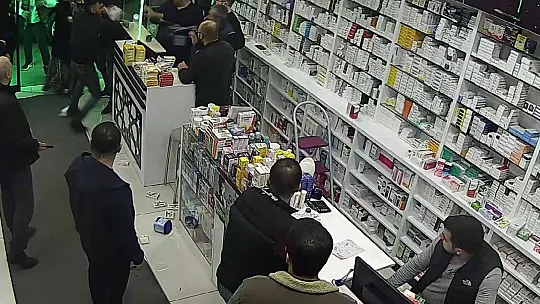 'Sıra beklemem' dedi, eczaneyi dağıttı