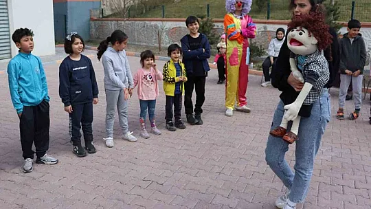 1 kişi 2 karakter