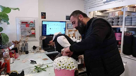 14 Şubat'ın gelirini depremzedelere hediye etti