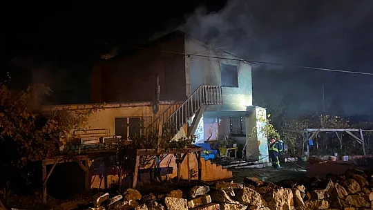 Ev yangında kül oldu!