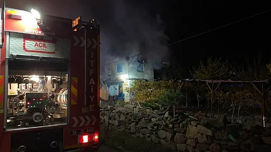 Ev yangında kül oldu!