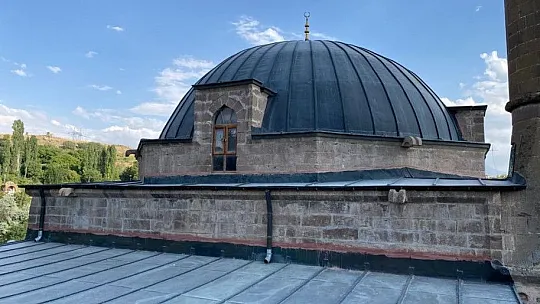 3 asırlık cami, yıllara meydan okuyor