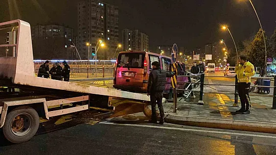 Trafik kazası, 3 otomobil çarpıştı
