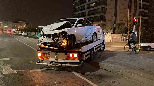 Trafik kazası, 3 otomobil çarpıştı