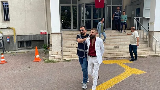 Örümcek adam yakayı ele verdi!