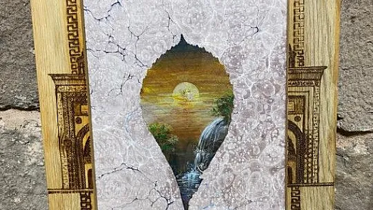 Kaligrafi sanatını icra ediyor