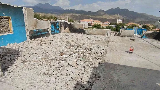 40 yıllık emeği çıkan yangında kül oldu