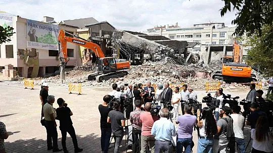60 yıllık okul yıkıldı!
