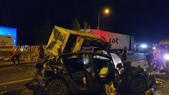 Adana'da 12 araç birbirine girdi: Ölü ve yaralılar var