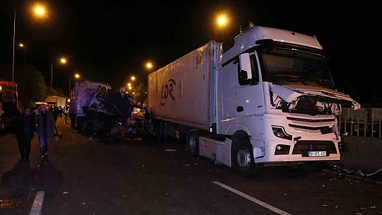 Adana'da 13 aracın karıştığı kazada kapanan otoyol ulaşıma açıldı