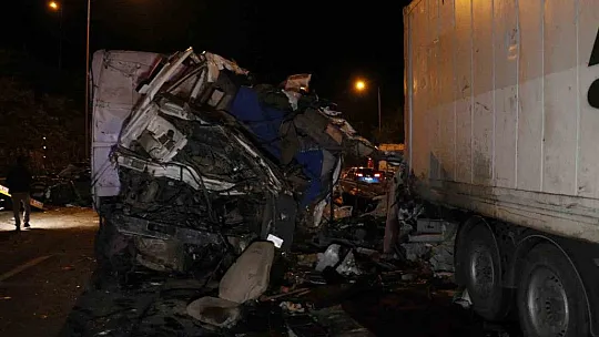 Adana'da 13 aracın karıştığı kazada kapanan otoyol ulaşıma açıldı