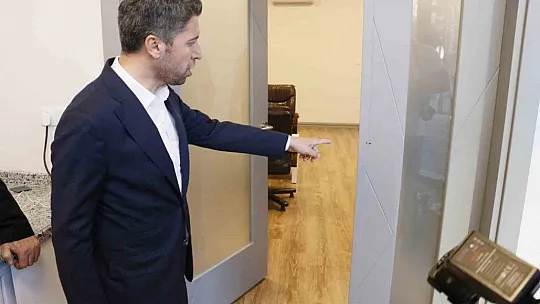 Adana'da Ak Parti Seçim bürosunda bulunan görevli uğradığı bıçaklı saldırıda yaralandı