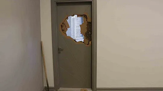 Adana'da Ak Parti Seçim bürosunda bulunan görevli uğradığı bıçaklı saldırıda yaralandı