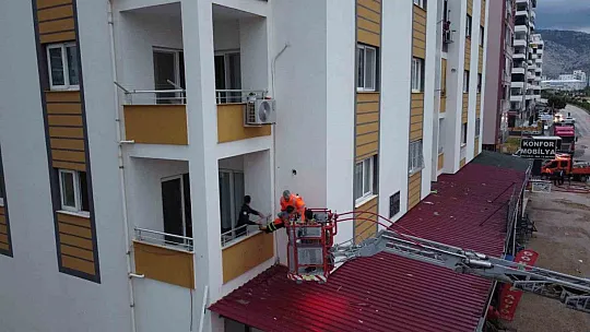 Adana'da şiddetli yağış hayatı felç etti, araçlar mahsur kaldı, kısa süreli panik yaşandı