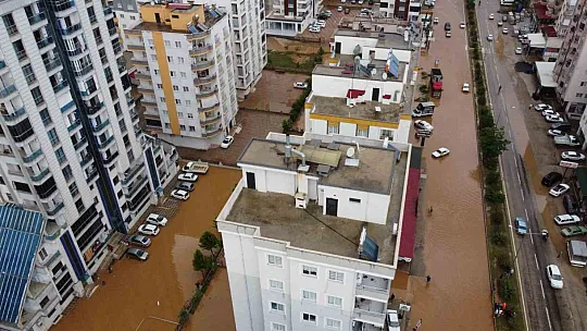 Adana'da şiddetli yağış hayatı felç etti, araçlar mahsur kaldı, kısa süreli panik yaşandı