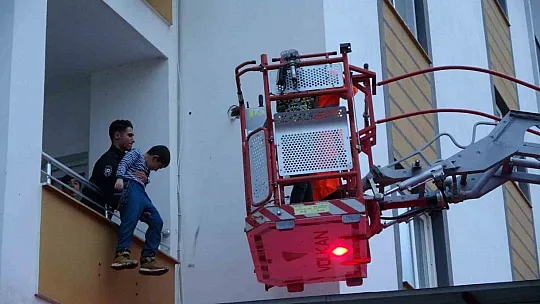 Adana'da şiddetli yağış hayatı felç etti, araçlar mahsur kaldı, kısa süreli panik yaşandı