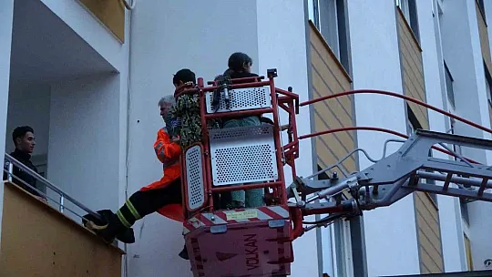 Adana'da şiddetli yağış hayatı felç etti, araçlar mahsur kaldı, kısa süreli panik yaşandı
