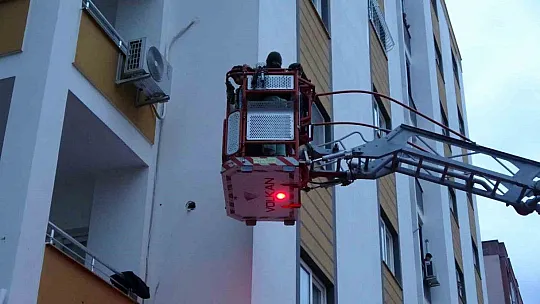 Adana'da şiddetli yağış hayatı felç etti, araçlar mahsur kaldı, kısa süreli panik yaşandı