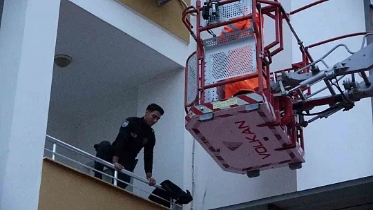 Adana'da şiddetli yağış hayatı felç etti, araçlar mahsur kaldı, kısa süreli panik yaşandı