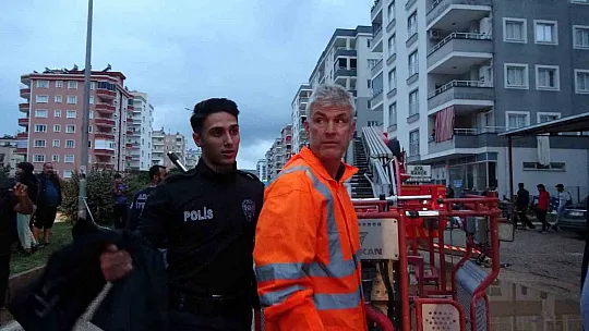 Adana'da şiddetli yağış hayatı felç etti, araçlar mahsur kaldı, kısa süreli panik yaşandı